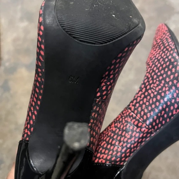 Guess Red Snake-Print Pointed Toe Stiletto Pumps with Black Trim - Picture 6 of 6